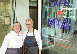 Die beiden Geschäftsführerinnen von MiA e.V. Stefanie Göbel und Martina Köhne im Eingangsbereich des Café MiA